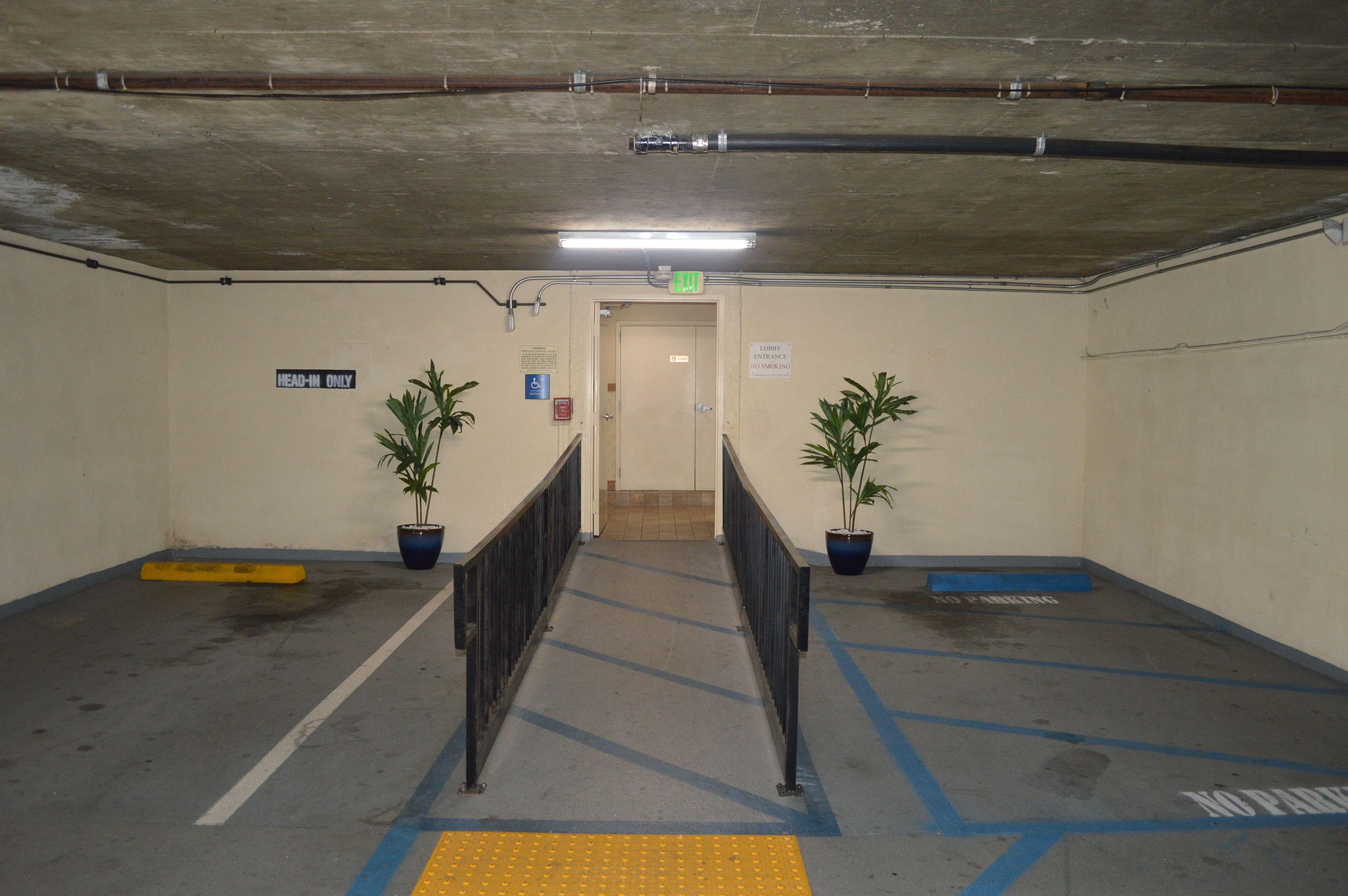 Jolly Roger Hotel — Photos 1